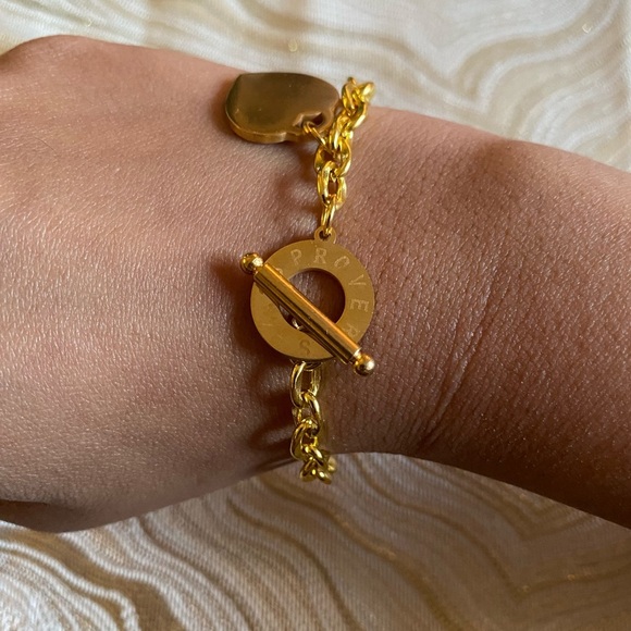 🌷$4 Bundle Add-on ~ Gold Plated Chain Bracelet w Toggle Clasp and Heart Charm - Picture 5 of 17